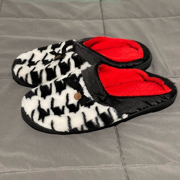 Houndstooth Pattern Slippers with red inside - Picture 2 of 6